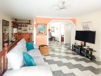 Casa de 3 alcobas en venta en La America, Medellín, 272 m² · foto 3 de 20