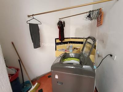Casa de 5 alcobas en venta en La Floresta, Medellín, 216 m² · foto 11 de 12