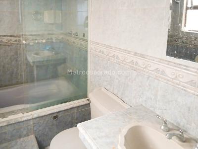 Casa de 5 alcobas en arriendo en El Velodromo, Medellín, 270 m² · foto 13 de 14
