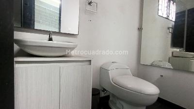 Casa de 3 alcobas en arriendo en La Castellana, Medellín, 350 m² · foto 15 de 16