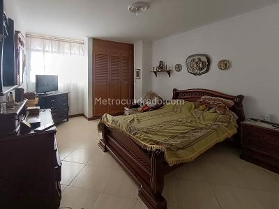 Apartamento de 5 alcobas en venta en Los Colores, Medellín, 256 m² · foto 3 de 20