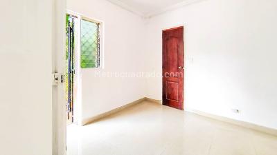 Apartamento de 2 alcobas en arriendo en La Almeria, Medellín, 50 m² · foto 2 de 13
