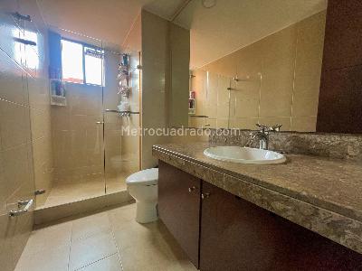 Apartamento de 3 alcobas en venta en Mazuren Colina, Bogotá, 150 m² · foto 13 de 19