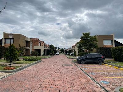 Casa de 3 alcobas en venta en Badalona, Cajicá, 284 m² · foto 2 de 20