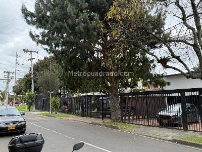 Casa de 4 alcobas en venta en Polo Club, Bogotá, 312 m² · foto 2 de 17