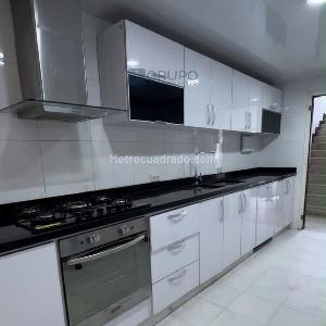 Casa de 5 alcobas en venta en Las Villas, Bogotá, 336 m² · foto 2 de 10