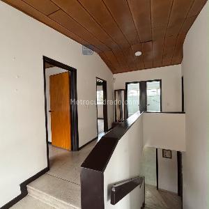 Casa de 5 alcobas en venta en Las Villas, Bogotá, 336 m² · foto 7 de 10