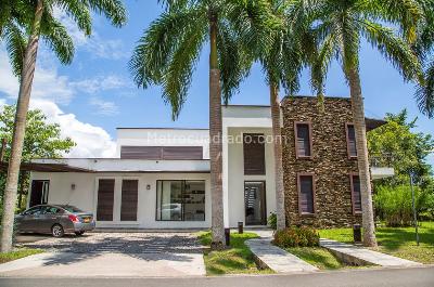 Casa de 4 alcobas en venta en Villavicencio, Villavicencio, 602 m² · foto 2 de 19