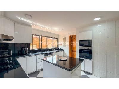 Apartamento de 4 alcobas en venta en Santa Barbara, Bogotá, 315 m² · foto 8 de 19