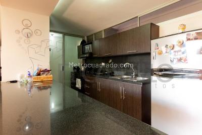 Apartamento en venta en Loma De Los Bernal, Medellín · foto 5 de 18