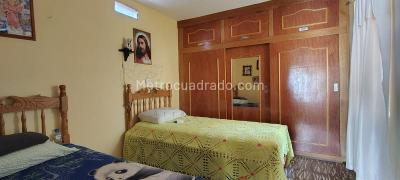 Casa de 5 alcobas en venta en Manrique Central, Medellín, 309 m² · foto 10 de 17