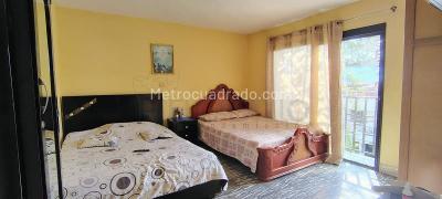 Casa de 5 alcobas en venta en Manrique Central, Medellín, 309 m² · foto 12 de 17