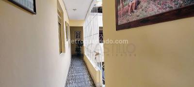 Casa de 5 alcobas en venta en Manrique Central, Medellín, 309 m² · foto 15 de 17