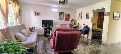 Casa de 5 alcobas en venta en Manrique Central, Medellín, 309 m² · foto 4 de 17