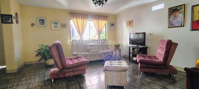 Casa de 5 alcobas en venta en Manrique Central, Medellín, 309 m² · foto 5 de 17