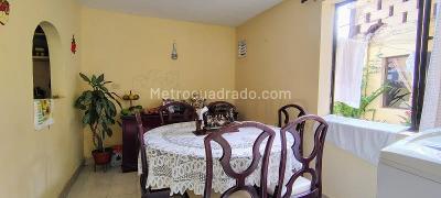 Casa de 5 alcobas en venta en Manrique Central, Medellín, 309 m² · foto 6 de 17
