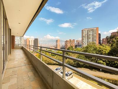 Apartamento de 2 alcobas en arriendo en El Poblado, Medellín, 120 m² · foto 2 de 16