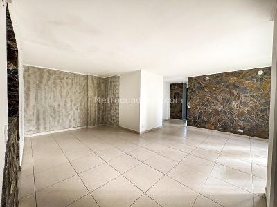 Apartamento de 2 alcobas en arriendo en Loma De Los Bernal, Medellín, 75 m² · foto 2 de 9