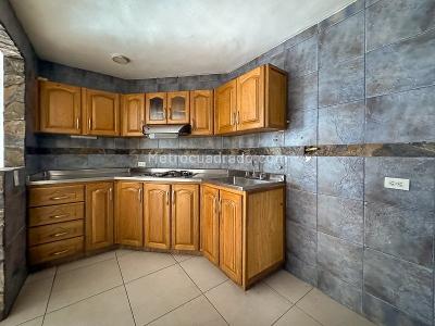 Apartamento de 2 alcobas en arriendo en Loma De Los Bernal, Medellín, 75 m² · foto 4 de 9