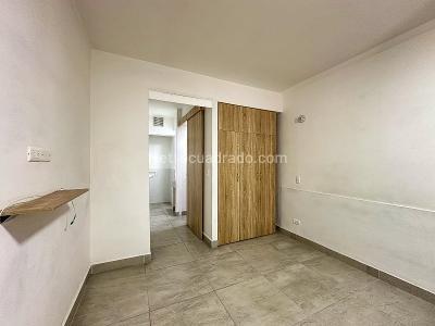 Apartaestudio en arriendo en La Almeria, Medellín, 43 m² · foto 2 de 9