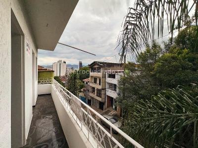 Casa de 5 alcobas en arriendo en Prado Centro, Medellín, 150 m² · foto 2 de 18