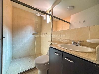 Apartamento de 3 alcobas en arriendo en Laureles, Medellín, 110 m² · foto 9 de 12