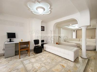Casa de 5 alcobas en arriendo en Laureles, Medellín, 230 m² · foto 3 de 17