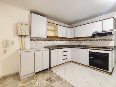 Apartamento de 2 alcobas en arriendo en Laureles, Medellín, 130 m² · foto 3 de 11