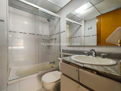 Apartamento de 2 alcobas en arriendo en Laureles, Medellín, 130 m² · foto 8 de 11