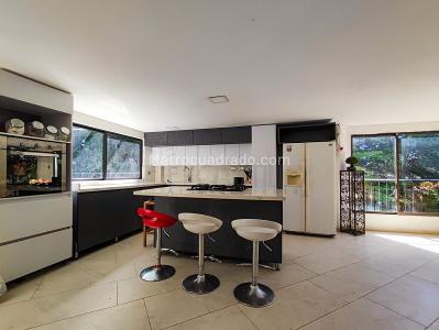 Casa de 5 alcobas en arriendo en Santa Elena, Medellín, 400 m² · foto 11 de 20