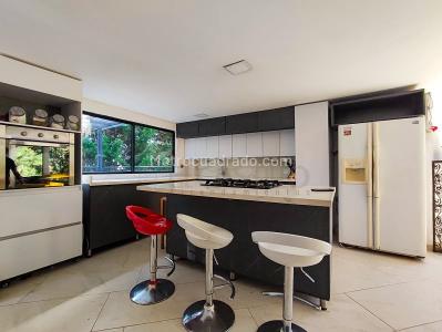 Casa de 5 alcobas en arriendo en Santa Elena, Medellín, 400 m² · foto 12 de 20
