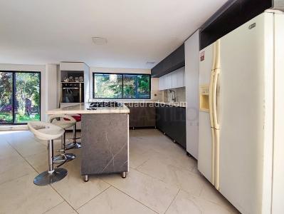 Casa de 5 alcobas en arriendo en Santa Elena, Medellín, 400 m² · foto 13 de 20