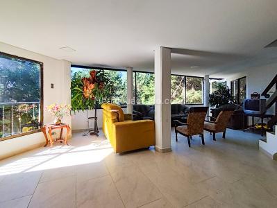 Casa de 5 alcobas en arriendo en Santa Elena, Medellín, 400 m² · foto 15 de 20