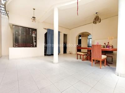 Apartamento de 3 alcobas en arriendo en Laureles, Medellín, 220 m² · foto 2 de 12