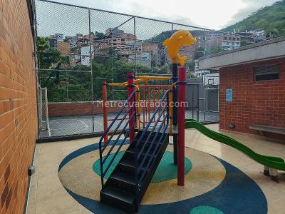 Apartamento de 3 alcobas en arriendo en Loma De Los Bernal, Medellín, 55 m² · foto 12 de 13