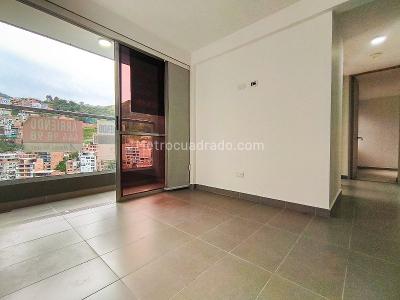 Apartamento de 3 alcobas en arriendo en Loma De Los Bernal, Medellín, 55 m² · foto 2 de 13