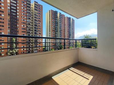 Apartamento de 3 alcobas en arriendo en Loma De Los Bernal, Medellín, 57 m² · foto 2 de 9