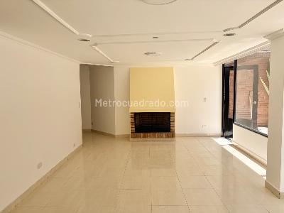 Apartamento de 3 alcobas en arriendo en Santa Barbara Central, Bogotá, 218 m² · foto 2 de 19