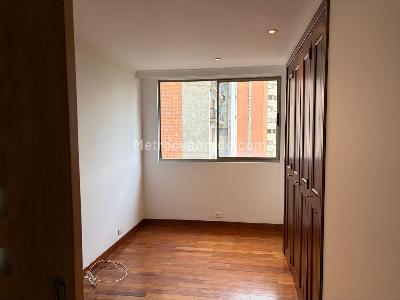 Apartamento en venta en El Poblado El Tesoro, Medellín · foto 8 de 11