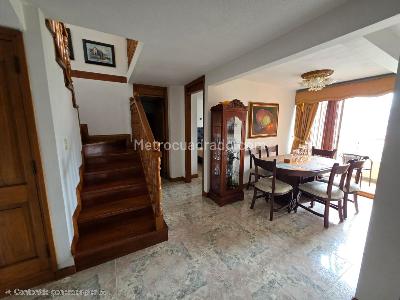 Apartamento de 2 alcobas en venta en Loma De Los Bernal, Medellín, 94 m² · foto 2 de 20