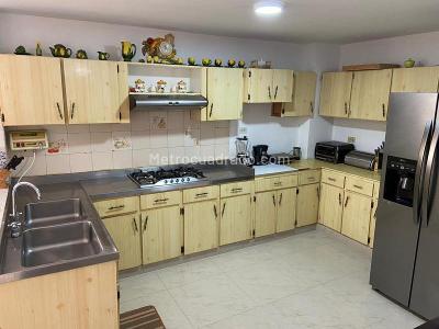 Apartamento de 3 alcobas en venta en Altos De Riomar, Barranquilla, 210 m² · foto 2 de 14