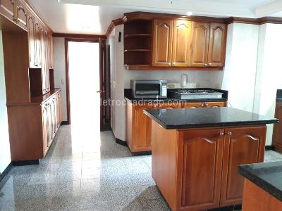 Apartamento de 3 alcobas en venta en El Poblado, Medellín, 250 m² · foto 2 de 20