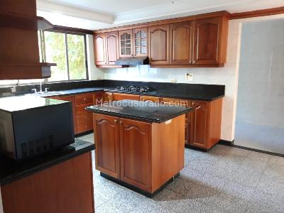 Apartamento de 3 alcobas en venta en El Poblado, Medellín, 250 m² · foto 3 de 20