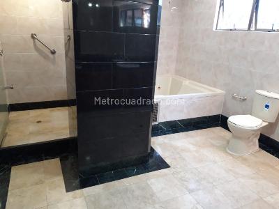 Apartamento de 3 alcobas en venta en El Poblado, Medellín, 250 m² · foto 16 de 20