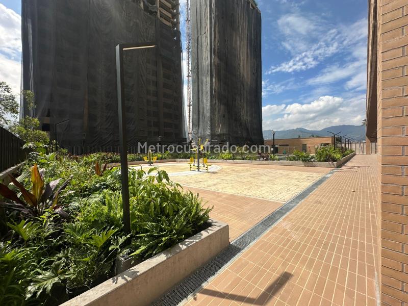 Spacious 3BR Apartment with Balcony in El Poblado - 3
