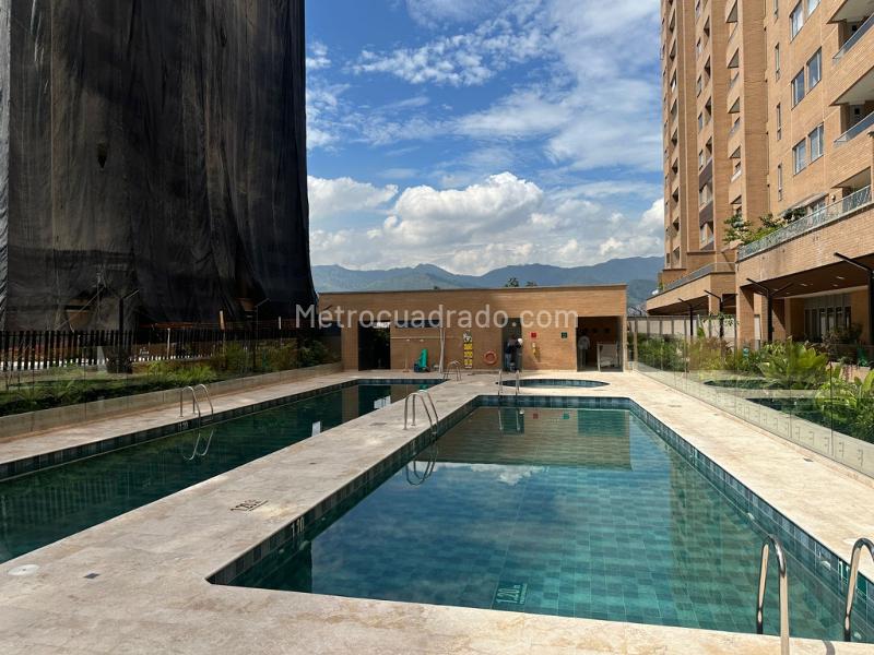 Spacious 3BR Apartment with Balcony in El Poblado - 4