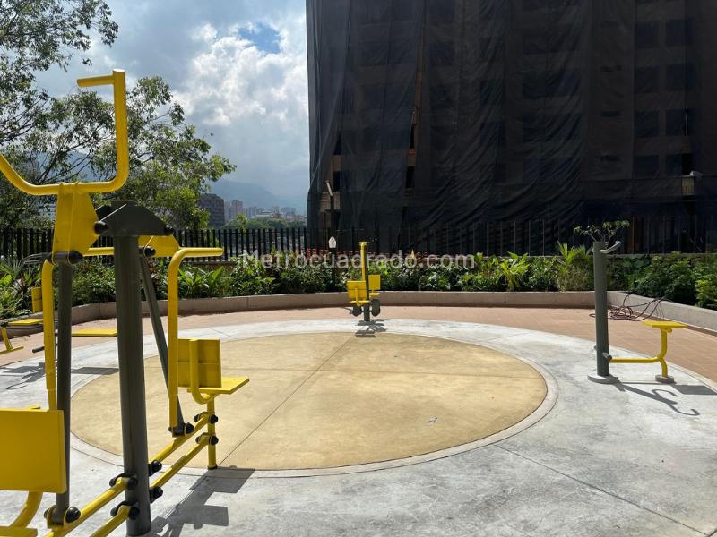 Spacious 3BR Apartment with Balcony in El Poblado - 5