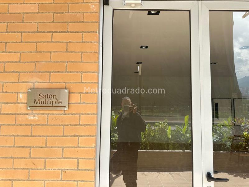 Spacious 3BR Apartment with Balcony in El Poblado - 6