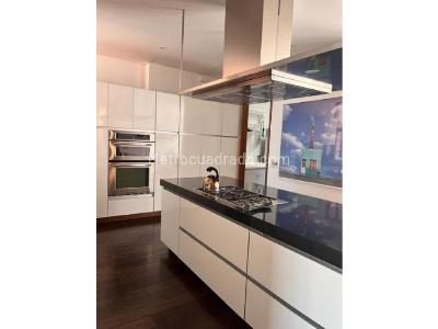 Apartamento de 3 alcobas en venta en Los Rosales, Bogotá, 242 m² · foto 9 de 16