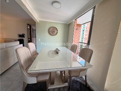 Apartamento de 3 alcobas en venta en Loma De Los Bernal, Medellín, 80 m² · foto 3 de 17